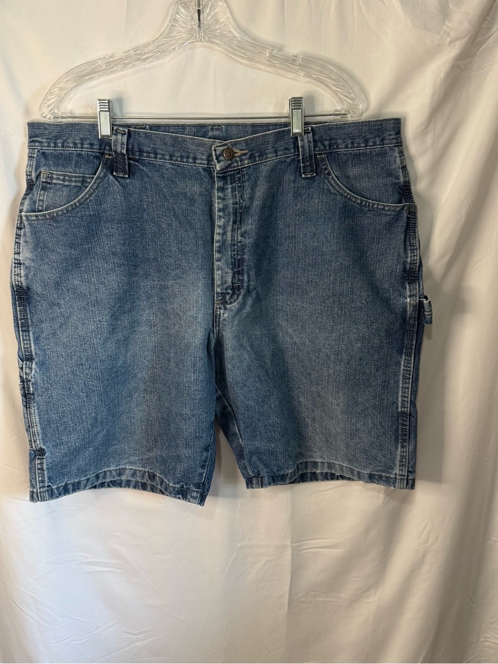 Wrangler Men's Relaxed Denim Carpenter Shorts in Faded Blue